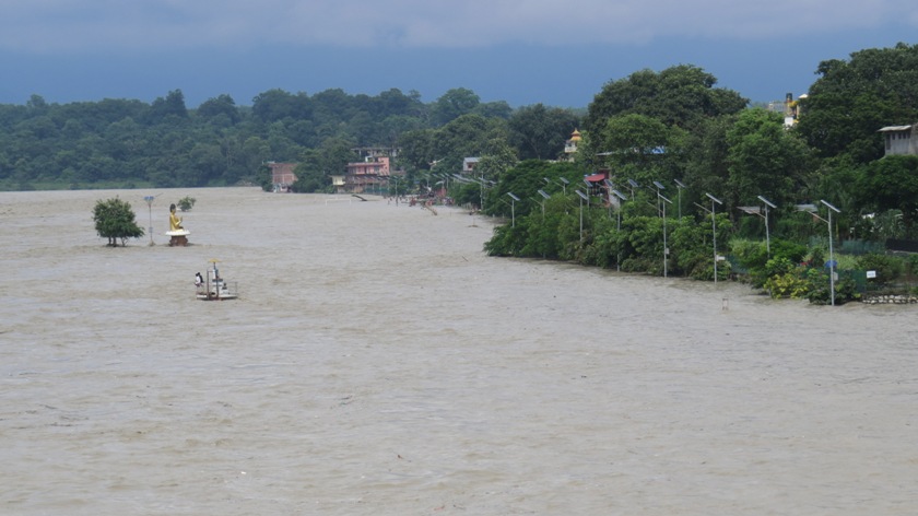 नारायणी नदि को सतह खतरा भन्दा माथी आइपुगेको छ