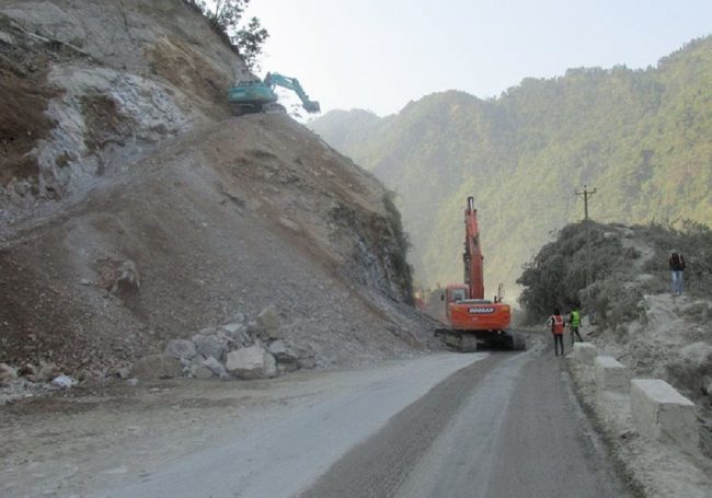 पहिरोका कारण अवरुद्ध भएका सडक खण्ड दैनिक तीन घण्टा बन्द गरिने