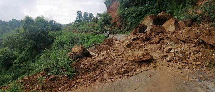 पृथ्वीराजमार्गको गजुरीमा पहिरो जाँदा दुई वटा कन्टेनर पुरियो