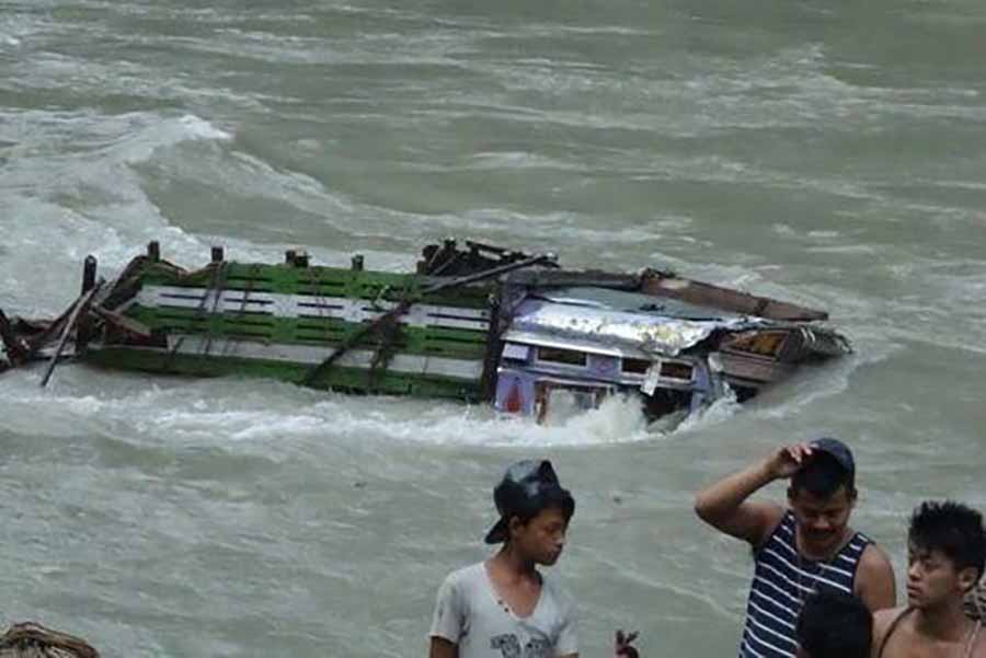 भैरहवाबाट काठमाडौं जाँदै गरेको ट्रक त्रिशुली नदीमा  खस्यो