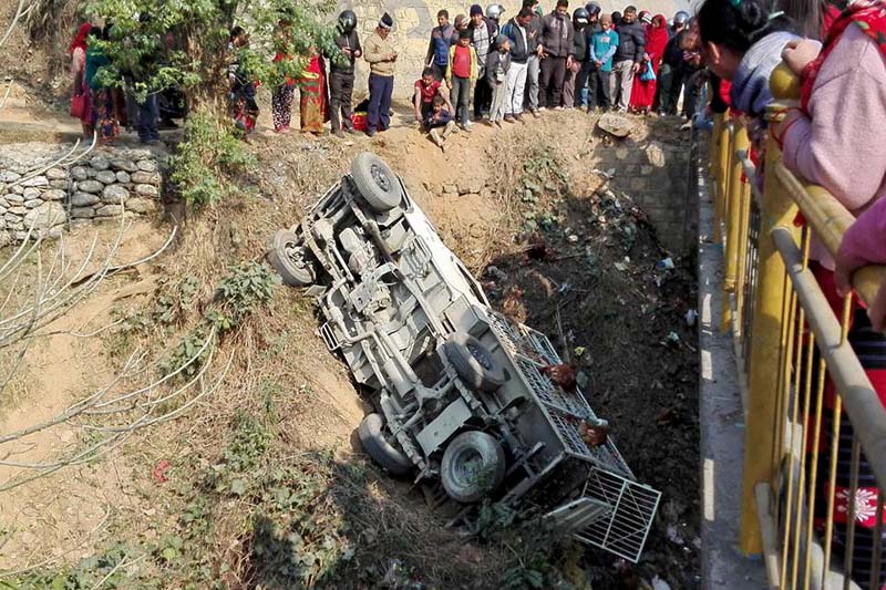 काठमाडौंमा पुलबाट जीप खसेर दुर्घटना