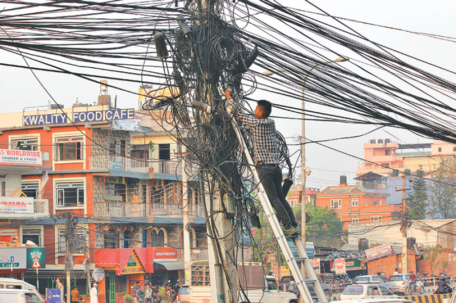 ललितपुर महानगरले अप्रबन्धित ओभरहेड केबलहरू हटाउन थाले