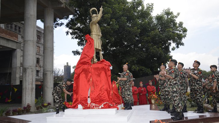 प्रमुख सेनापति थापाले स्वर्गीय राजा पृथ्वीनारायण शाहलाई श्रद्धांजलि अर्पण गर्नुभयो