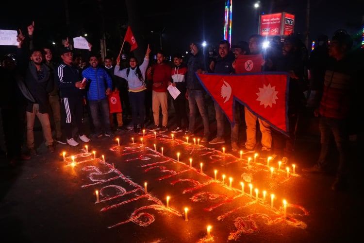 प्रतिनिधि सभा पुनर्स्थापनाबाट खुशी भइ माइतीघरमा मैनबत्तीहरू बत्ती जलाउँदै