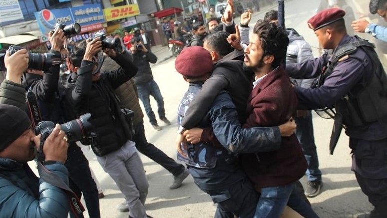 प्रचण्ड–नेपाल पक्षको कार्यकर्ता र प्रहरीबीच घम्साघम्सी