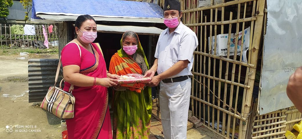 मातातिर्थ औंसिको अवसर पारेर समाज सेबि चौधरी र कार्माचाय द्धारा पीडित महिला लाई मिठाई र सारी वितरण