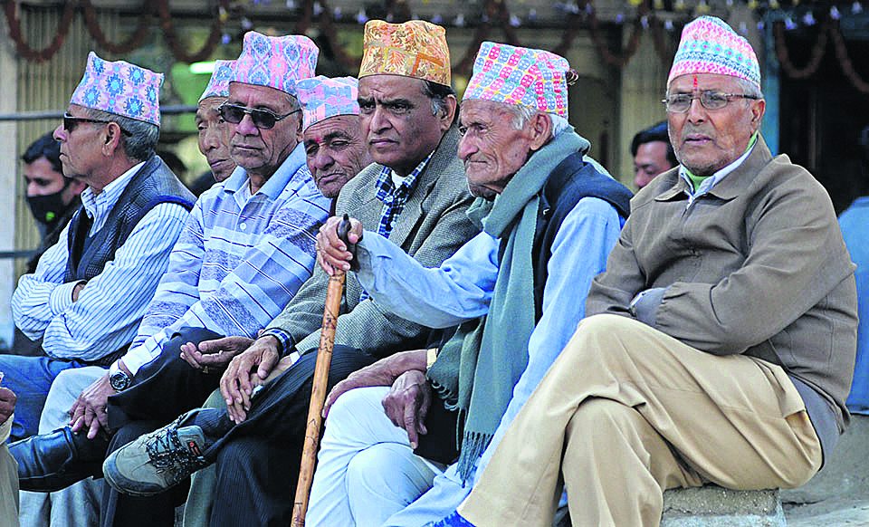 सरकारले ज्येष्ठ नागरिकको मासिक भत्ता ३ हजार बाट बढाएर मासिक ४ हजार रुपैयाँ पुर्‍याएको छ