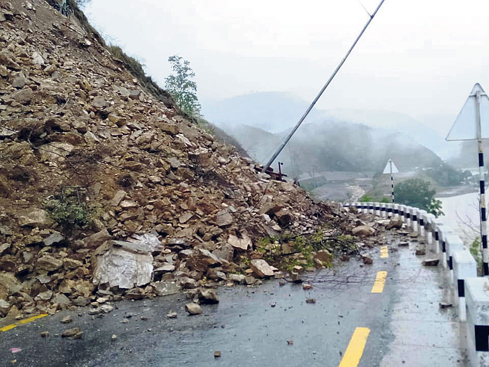 बाढी पहिरोले गर्दा कुन कुन राजमार्ग र सडक खण्ड अवरुद्ध ? प्रभावित ठाउहरु