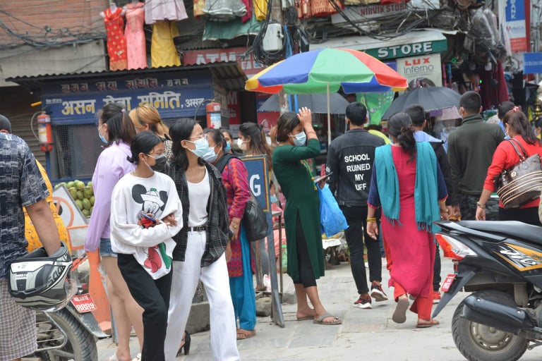 निषेधाज्ञा खुकुलो भएसँगै बजारमा भीडभाड बढ्यो, खोप नलगाएका उच्च जोखिममा