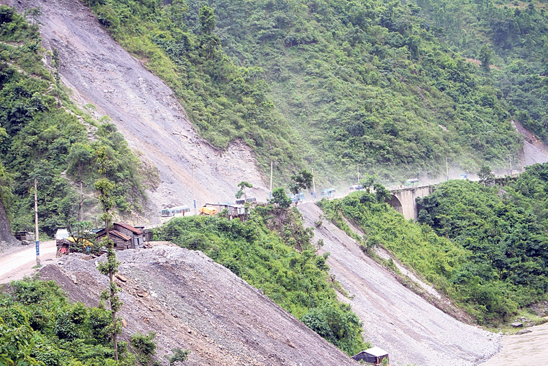 नारायणगढ-मुग्लिन सडकखण्डमा पहिरो खसेपछि बिहानदेखि सडक खण्ड अवरुद्ध