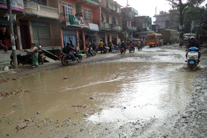 नेपाल मेडिकल कलेज अगाडिको सडक जीर्ण, ठेक्काको ६ वर्षमा पनि भएन काम