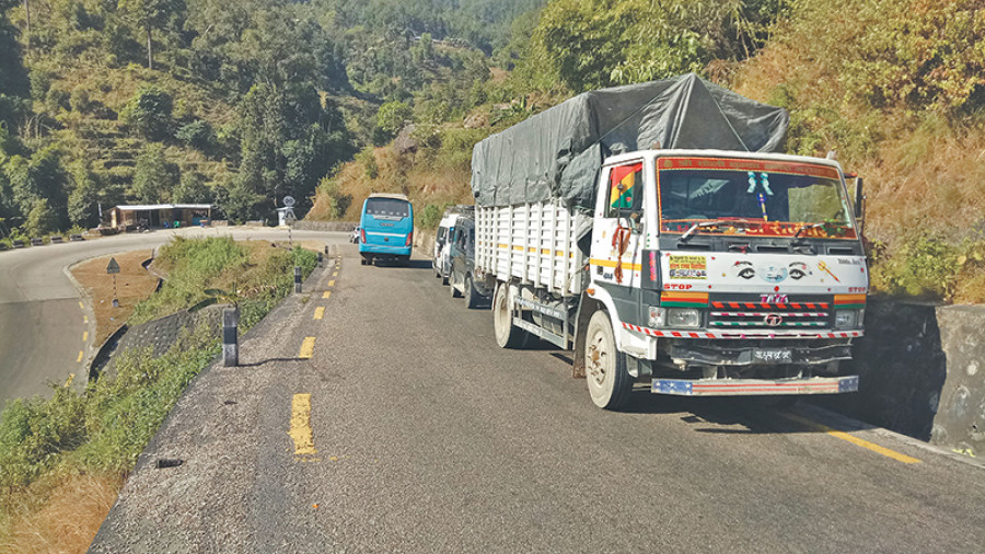 पहिरो पछि उपत्यका को  ढुवानी मा कठिनाइ