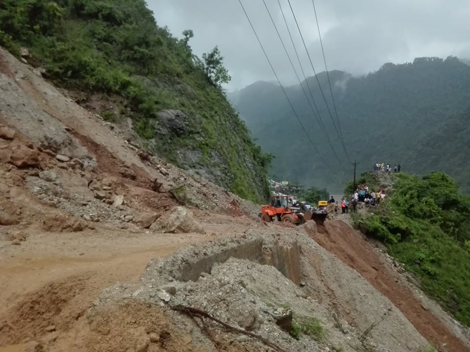 बैतडीसँग जोडिएका मुख्य राजमार्गमा पहिराको जोखिम