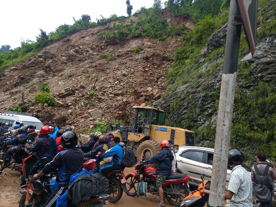 पहिरोले नौबिसे–नागढुङ्गा सडकखण्ड अवरुद्ध