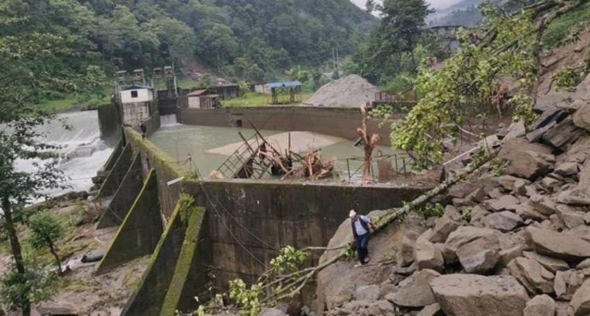 इन्द्रावती ड्याम छेउमा निरन्तर पहिरो, विद्युत आयोजना जोखिममा