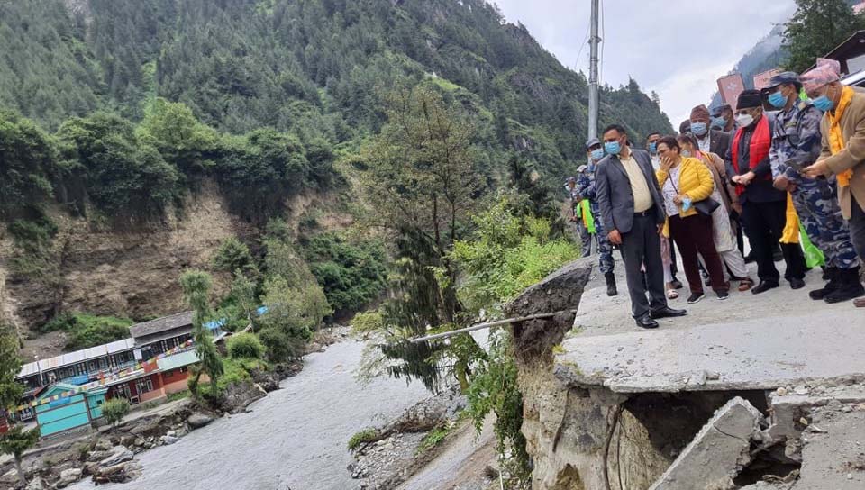 गृहमन्त्री बालकृष्ण खाँणद्वारा बाढीपहिरो प्रभावित मनाङको अनुगमन