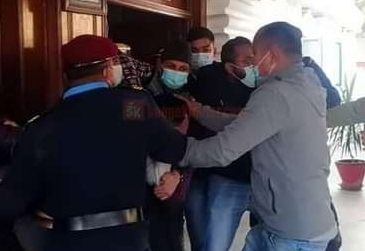 काठमाडौं मेडिकल कलेजका कार्यकारी अध्यक्ष सुनिल शर्मालाई विद्यार्थीले दले कालोमोसो