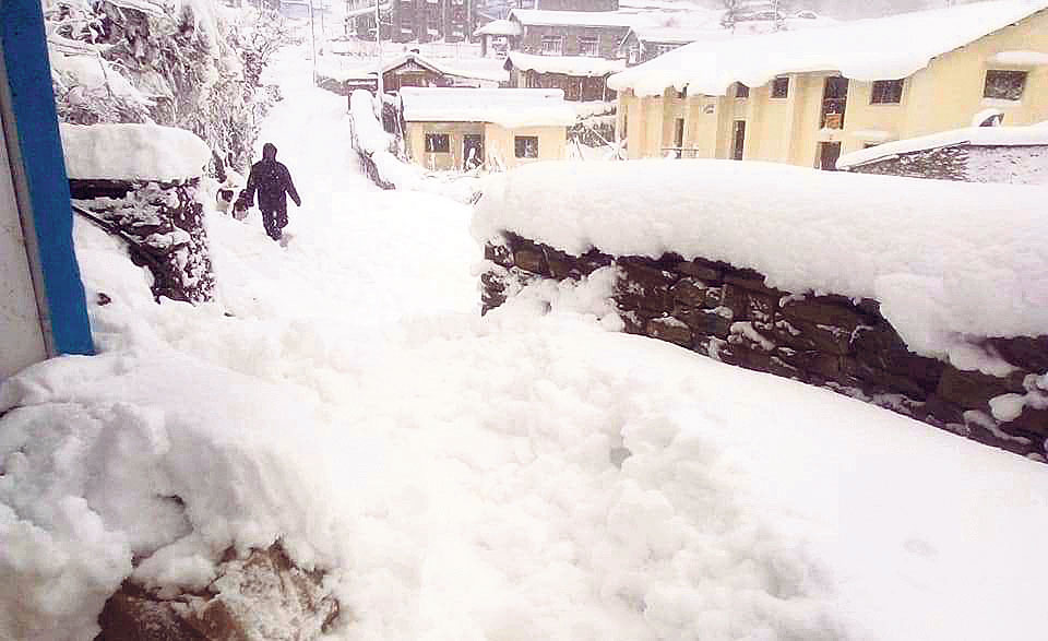 हिउँमा फसेका बाबुछोराको उद्धारका लागि हेलिकोप्टर मात्र बिकल्प