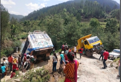 ओरालोमा रोकेर चालक साइड हेर्न जाँदा बस आफै गुडेर दुर्घटना हुँदा १० जना घाइते 