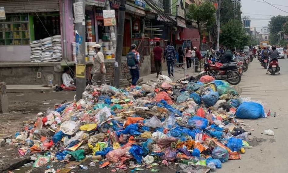 फोहोर फाल्न पुगेका टिपरलाई बञ्चरेडाँडामा अवरोध गरेपछि स्थानीय र प्रहरीबीच झडप