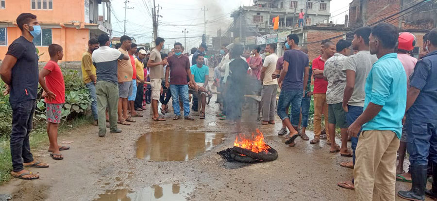 पूर्वपश्चिम राजमार्ग अन्तर्गत मिर्चैयास्थित मुख्य सडक  मर्मत नहुँदा नागरिकहरु आन्दोलनमा