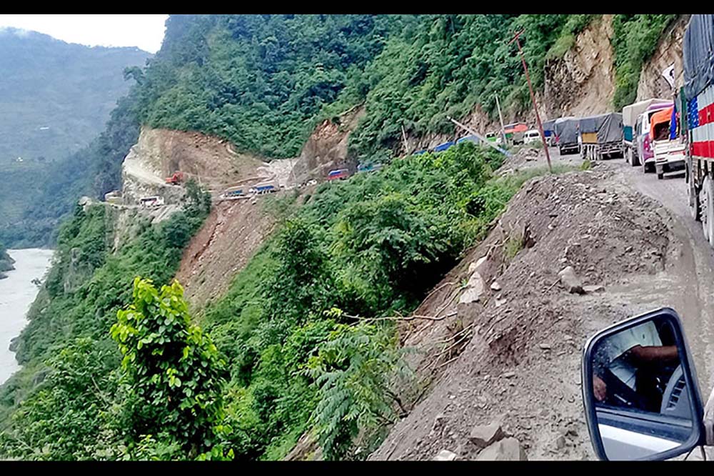 अत्याधिक वर्षाका कारण सडक भासिँदा नारायणगढ-मुग्लिन सडकखण्ड पूर्णरूपमा ब​न्द