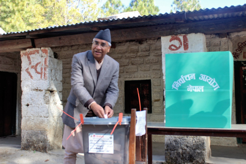 प्रधानमन्त्री एवं नेपाली कांग्रेस सभापति शेरबहादुर देउवाद्वारा मतदान