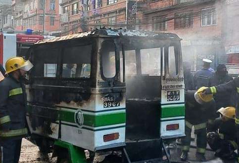 मैतिदेवीमा गुड्दै गरेको टेम्पोमा आगो लाग्यो