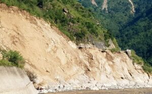 बाढीले डाइभर्सन बगाउँदा बीपी राजमार्ग अवरुद्ध