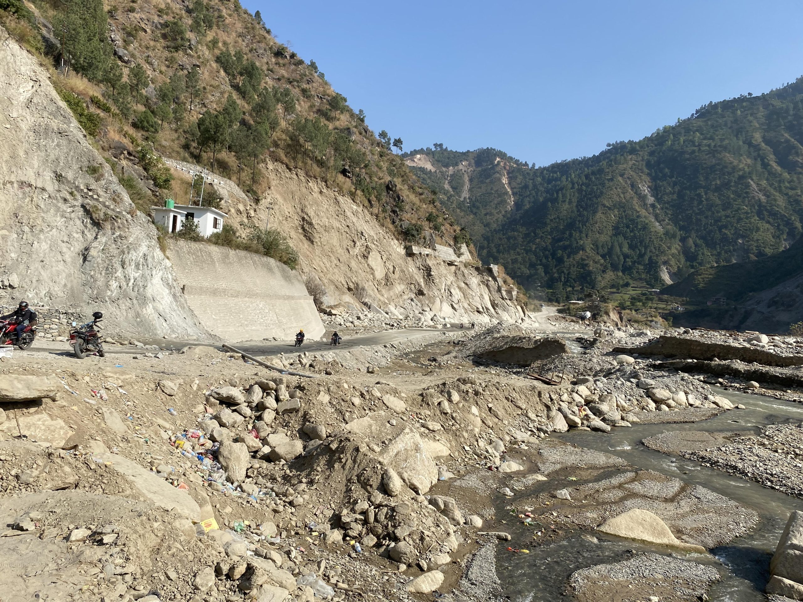 बीपी राजमार्गमा सवारी आवागमन अवरुद्ध