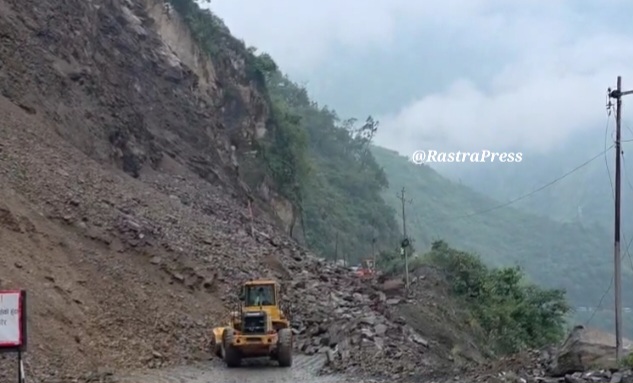 मुग्लिन-नागढुंगा सडक अवरुद्ध