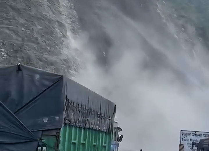 नारायणगढ–मुग्लिन सडकखण्ड अन्तर्गत तुइन खोला नजिक विशाल पहिरो