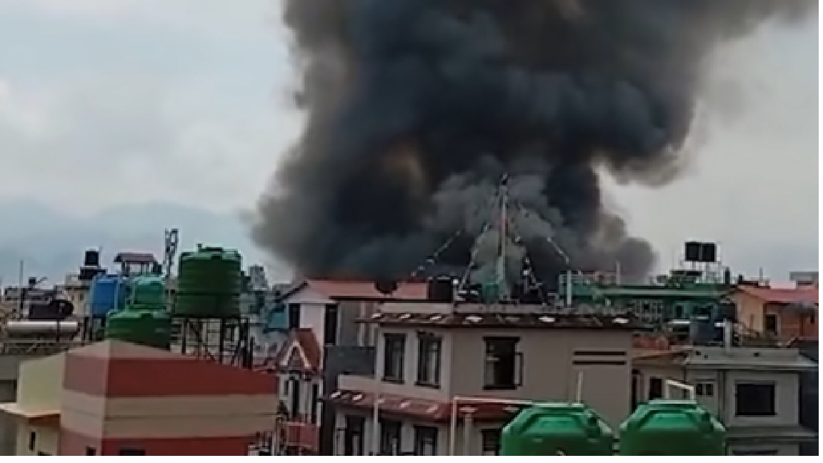 प्रधानमन्त्री केपी शर्मा ओलीको भक्तपुरस्थित निवासमा आन्दोलनकारीद्वारा आगजनी