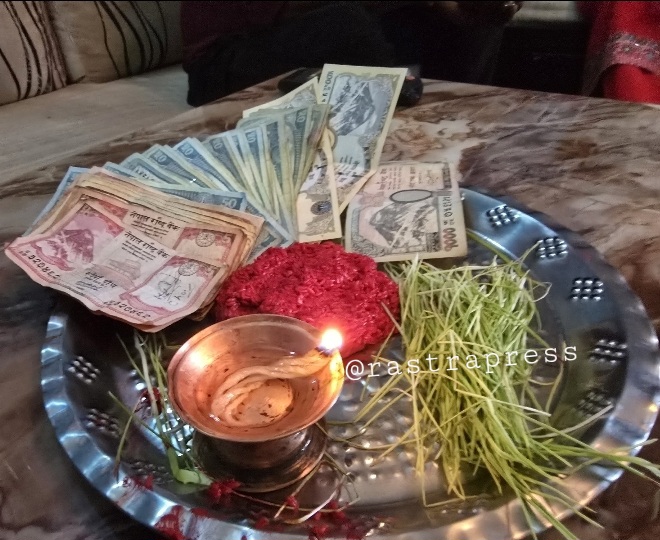 आज दशैँको टीकाको दोस्रो दिन, टीका र​ ज​म​रा ल​गाइदै