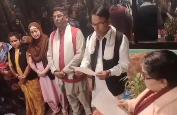 मधेस प्रदेशको मुख्यमन्त्रीमा सरोज यादव, सिन्धुलीको एक होटलमा शपथ